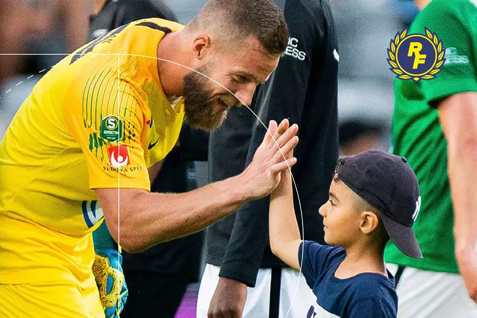 Fotbollsspelare gör high five med ett barn
